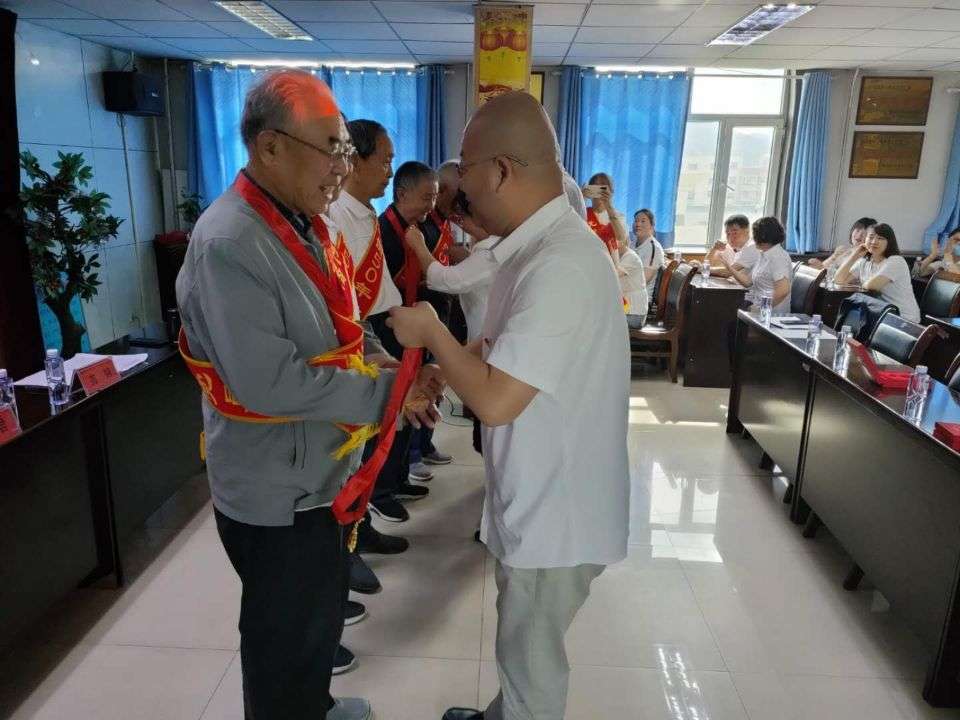 1631521482385408.jpg 颁发50年纪念章.jpg