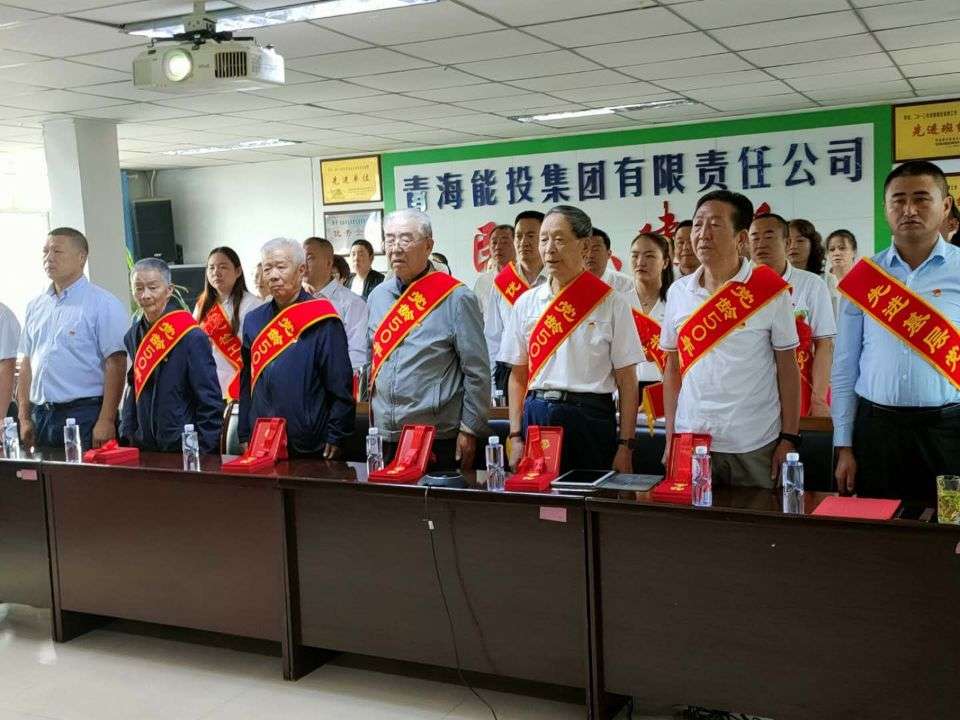 1631521515170368.jpg 唱国歌.jpg