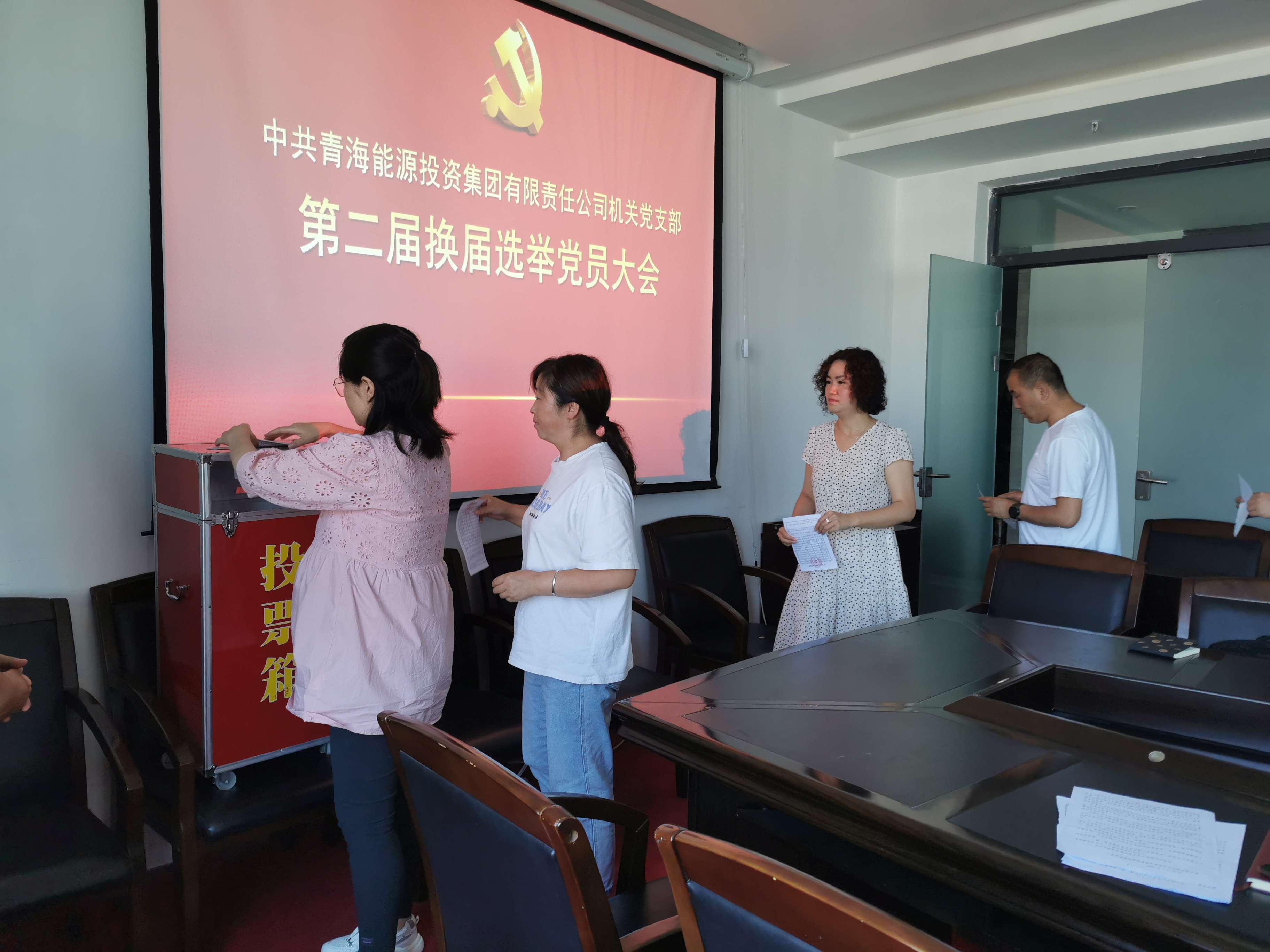 1631522146732046.jpg 进行无记名投票 程彩琳 摄.jpg