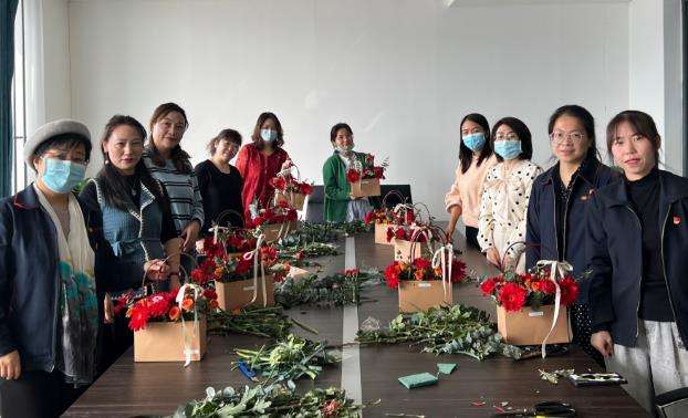 我院开展庆“三八”团体手工插花活动.jpg