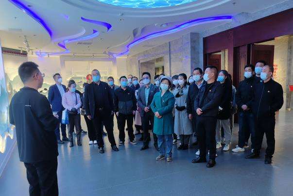 1680768450598634.jpg 警示教育基地聆听讲解.jpg