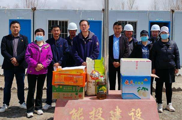 菠菜广告投放平台党委专职副书记苑钢代表菠菜广告投放平台慰问海西项目部员工.jpg